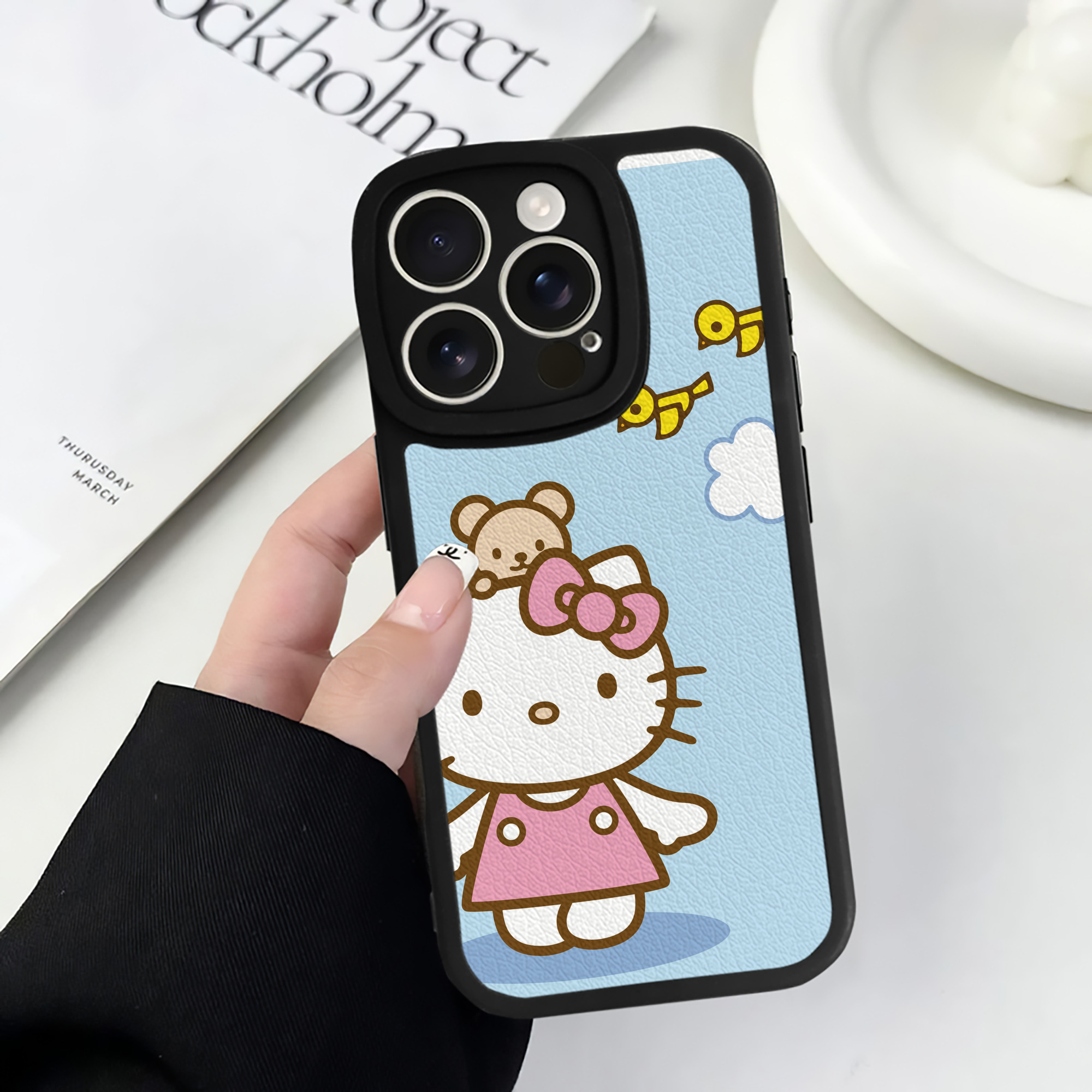 （画像用） Hello Kitty ハローキティ 【iPhone 16シリーズ対応】シリコンスマホケース（レザー調） 材質：シリコン